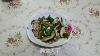 香菇炒青椒的做法步骤：1