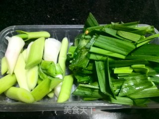 蒜苗炒腊肉的做法步骤：2