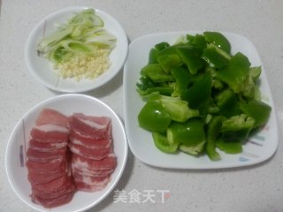青椒炒肉的做法步骤：1