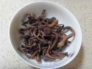 小鸡炖蘑菇的做法步骤：1