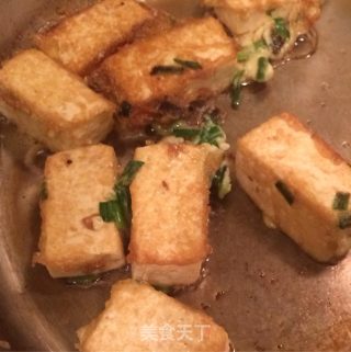 韭菜煎豆腐炒荷兰豆香肠的做法步骤：1