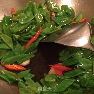 韭菜煎豆腐炒荷兰豆香肠的做法步骤：2