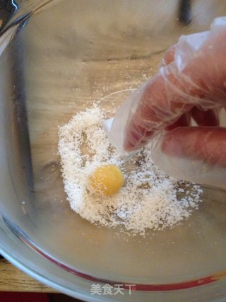 简单的家庭小饼干，蛋黄椰球的做法步骤：3