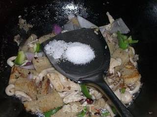 白玉菇烩烤麸的做法步骤：7