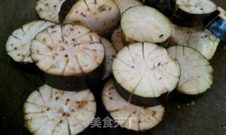油焖茄子的做法步骤：1
