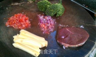 西式牛排的做法步骤：1