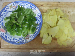青椒土豆片的做法步骤：2