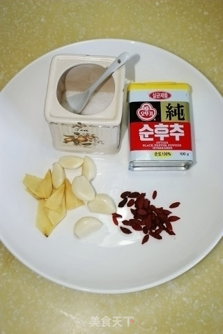春节家宴喜庆硬菜系列七------[奶白安康鱼汤]的做法步骤：2