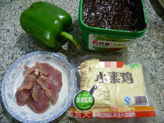里脊肉灯椒炒小素鸡的做法步骤：1