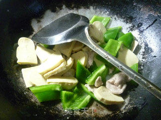 里脊肉灯椒炒小素鸡的做法步骤：8