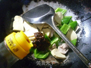 里脊肉灯椒炒小素鸡的做法步骤：10
