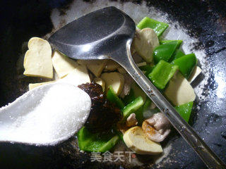 里脊肉灯椒炒小素鸡的做法步骤：11