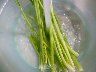 笋尖炒芹菜的做法步骤：2