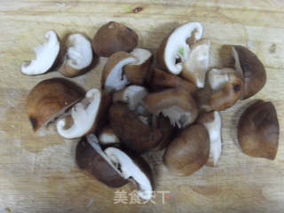 香菇炖牛肉的做法步骤：2