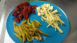 芹菜泡椒牛肉的做法步骤：1