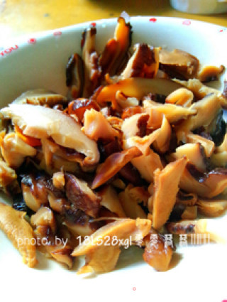 香菇芹菜肉丝的做法步骤：1