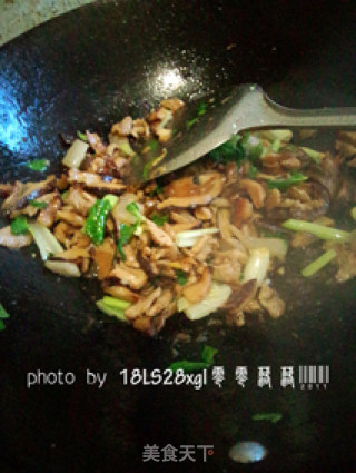 香菇芹菜肉丝的做法步骤：7