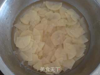 土豆片炒腊肠的做法步骤：1