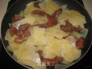 土豆片炒腊肠的做法步骤：7