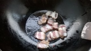 藜蒿炒腊肉的做法步骤：3