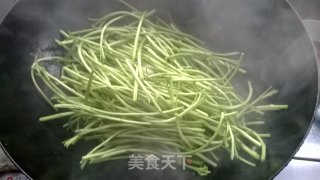 藜蒿炒腊肉的做法步骤：4