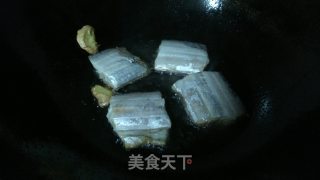 红烧带鱼的做法步骤：1