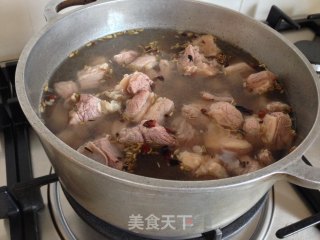 红酒烩牛腩饭的做法步骤：1