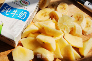 简单美味的饮品——香蕉苹果牛奶饮的做法步骤：2