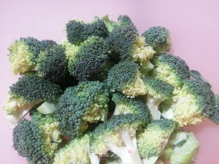 水煮西兰花蘸酸辣酱的做法步骤：1