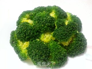 水煮西兰花蘸酸辣酱的做法步骤：2