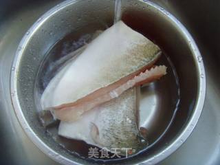 酸辣开胃---冬阴功浸鱼腩的做法步骤：1