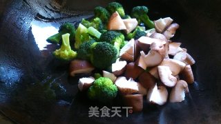 西兰花炒香菇的做法步骤：5