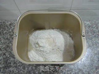 【白芝麻餐包】---最普通也最经典的老面包的做法步骤：1