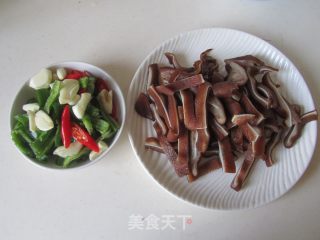 青椒炒猪耳的做法步骤：5