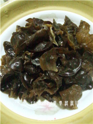 私房菜：木耳炒鸡蛋的做法步骤：1