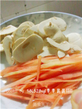 家常菜：时蔬炒肉片的做法步骤：2
