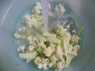 牛肉丸炒花菜的做法步骤：2