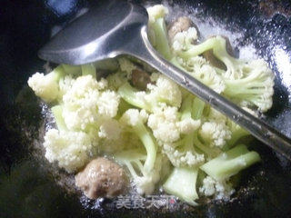 牛肉丸炒花菜的做法步骤：7