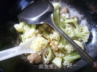 牛肉丸炒花菜的做法步骤：10