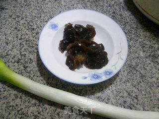 黑木耳大葱炒素鸡的做法步骤：1