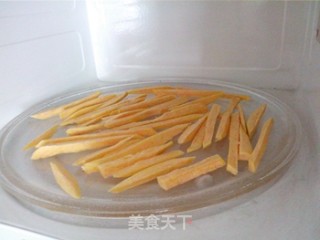 【吧唧吧唧的健康磨嘴小零食】自制黑椒红薯条的做法步骤：4