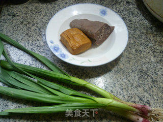 大蒜香干炒猪肺的做法步骤：1