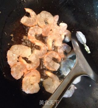 菠萝虾仁炒饭～的做法步骤：4