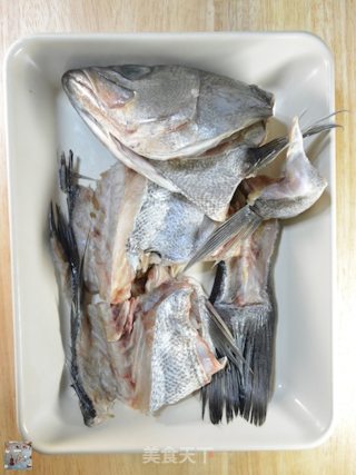 西式鲈鱼骨头高汤的做法步骤：7