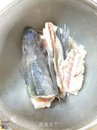 西式鲈鱼骨头高汤的做法步骤：10