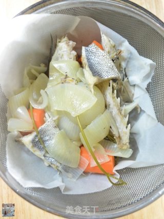 西式鲈鱼骨头高汤的做法步骤：19