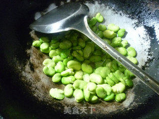 韭菜芽炒蚕豆的做法步骤：2