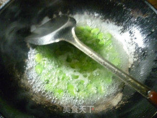 韭菜芽炒蚕豆的做法步骤：3