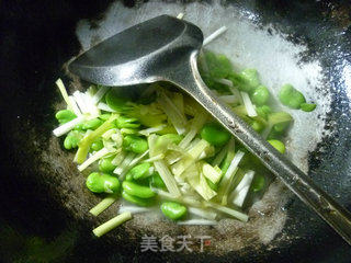 韭菜芽炒蚕豆的做法步骤：4