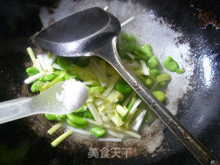 韭菜芽炒蚕豆的做法步骤：5